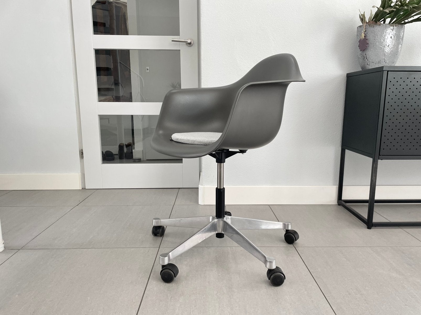 Vitra Eames pacc bureaustoel basalt grijs, Vitra, Zwart, Ophalen of Verzenden, Zo goed als nieuw
