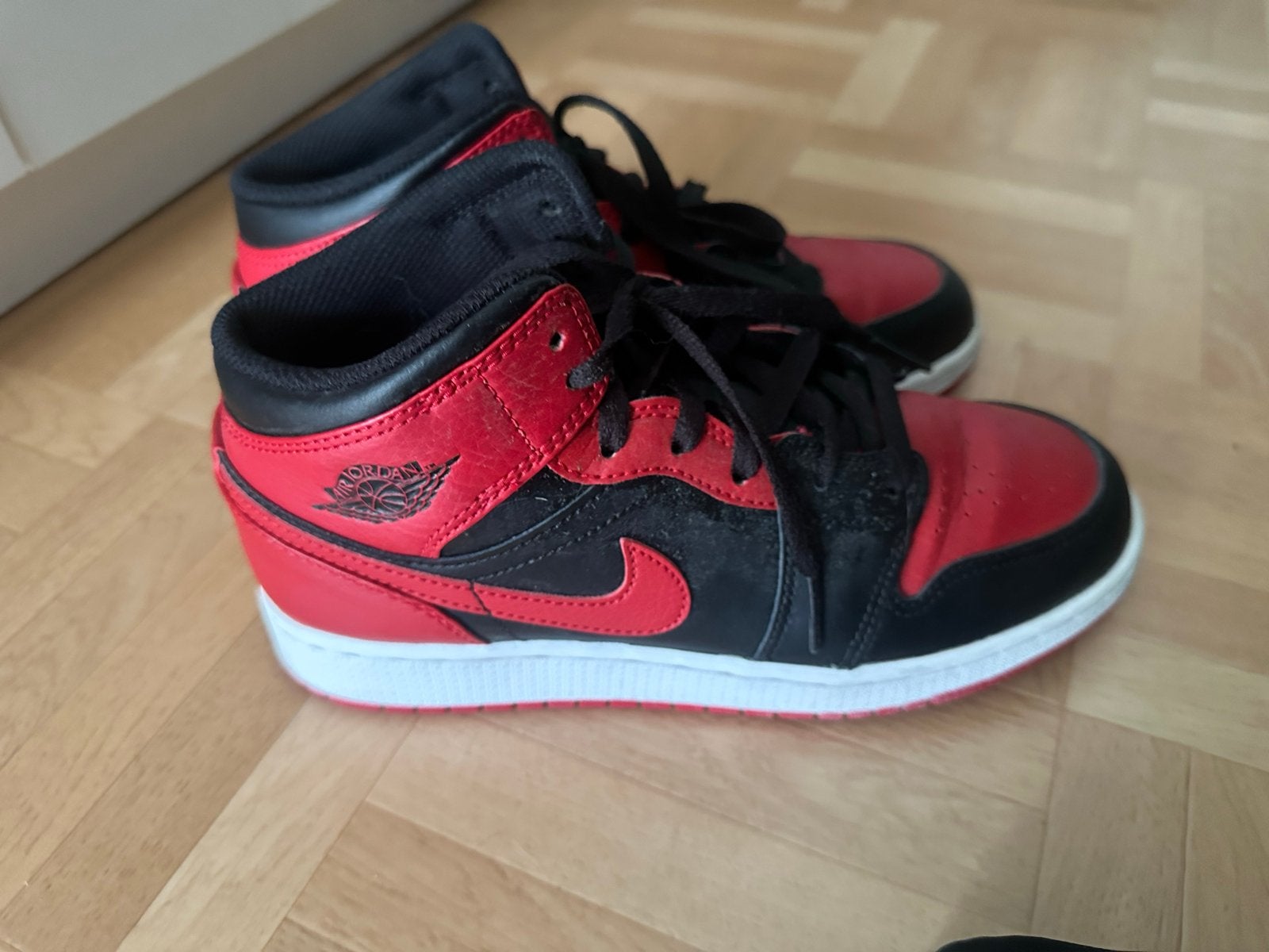 Nike Air Jordan 1 Mid - Zwart/Rood - Maat 38.5, Ophalen, Gedragen, Zwart, Sneakers of Gympen