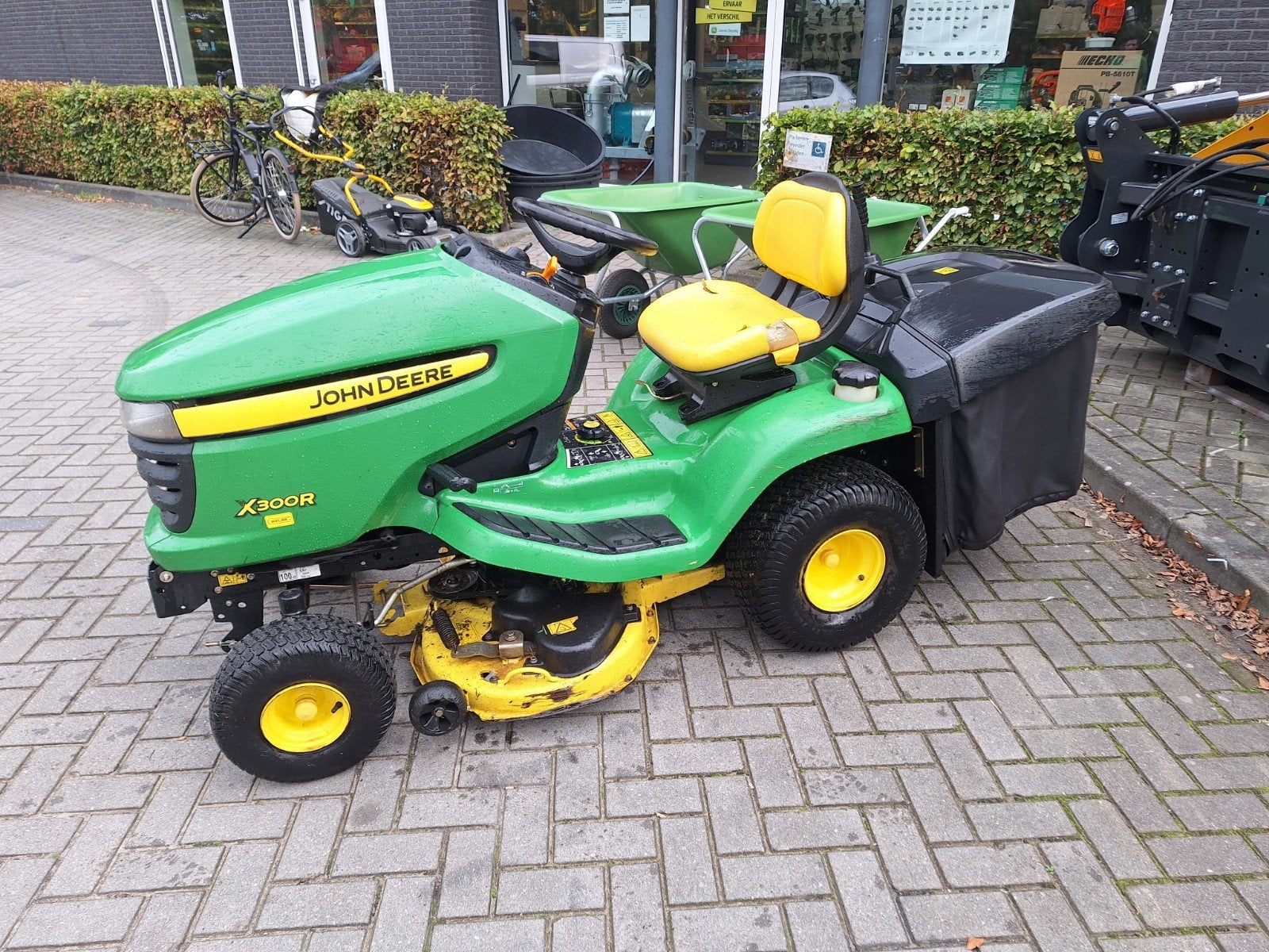 John Deere X300R, Cirkelmaaier, Gebruikt, Elektrische starter, Benzine-grasmaaier