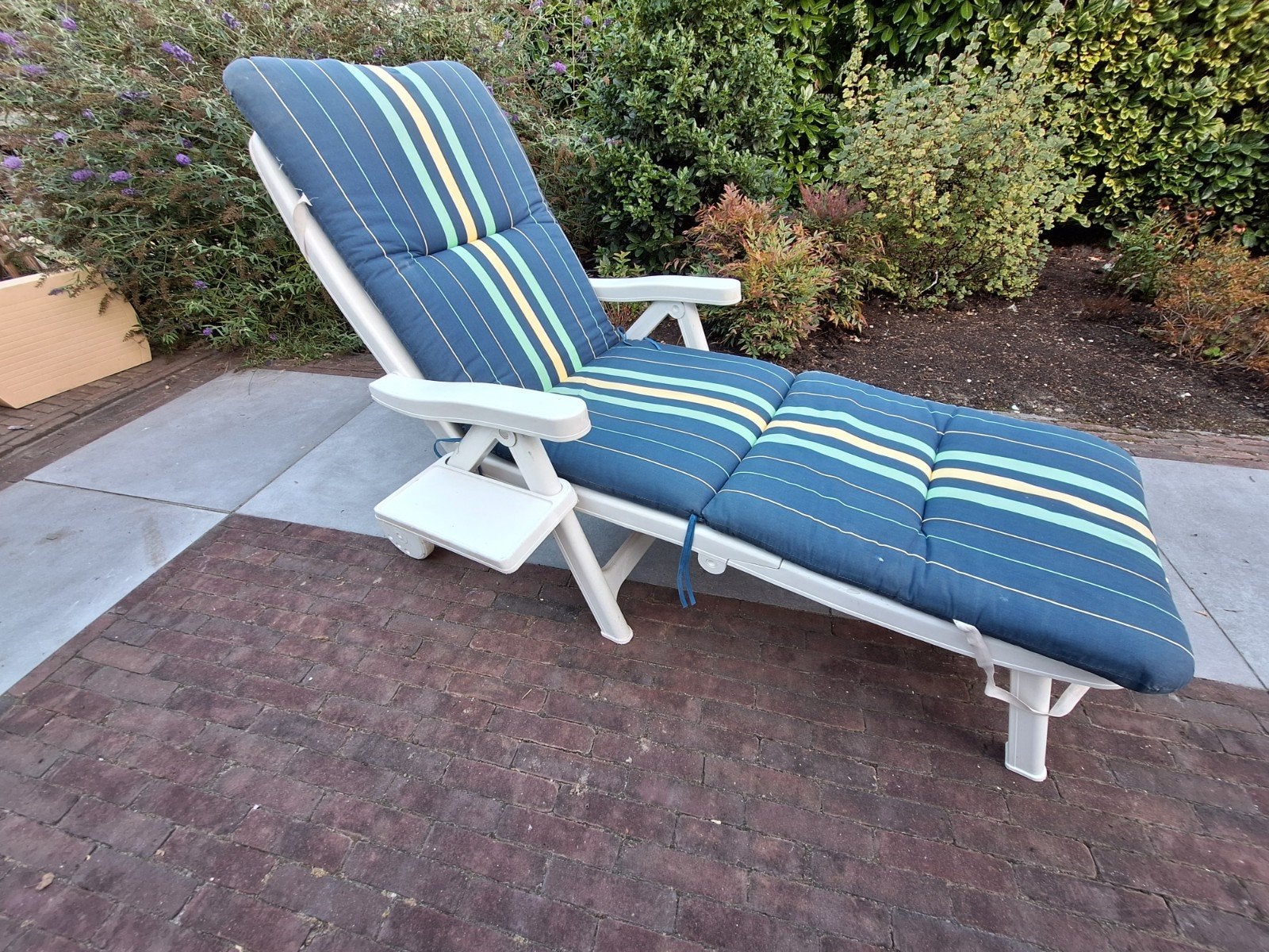 Ligbed met kussen, Tuin en Terras, Ligbedden, Ophalen, Zo goed als nieuw, Kunststof