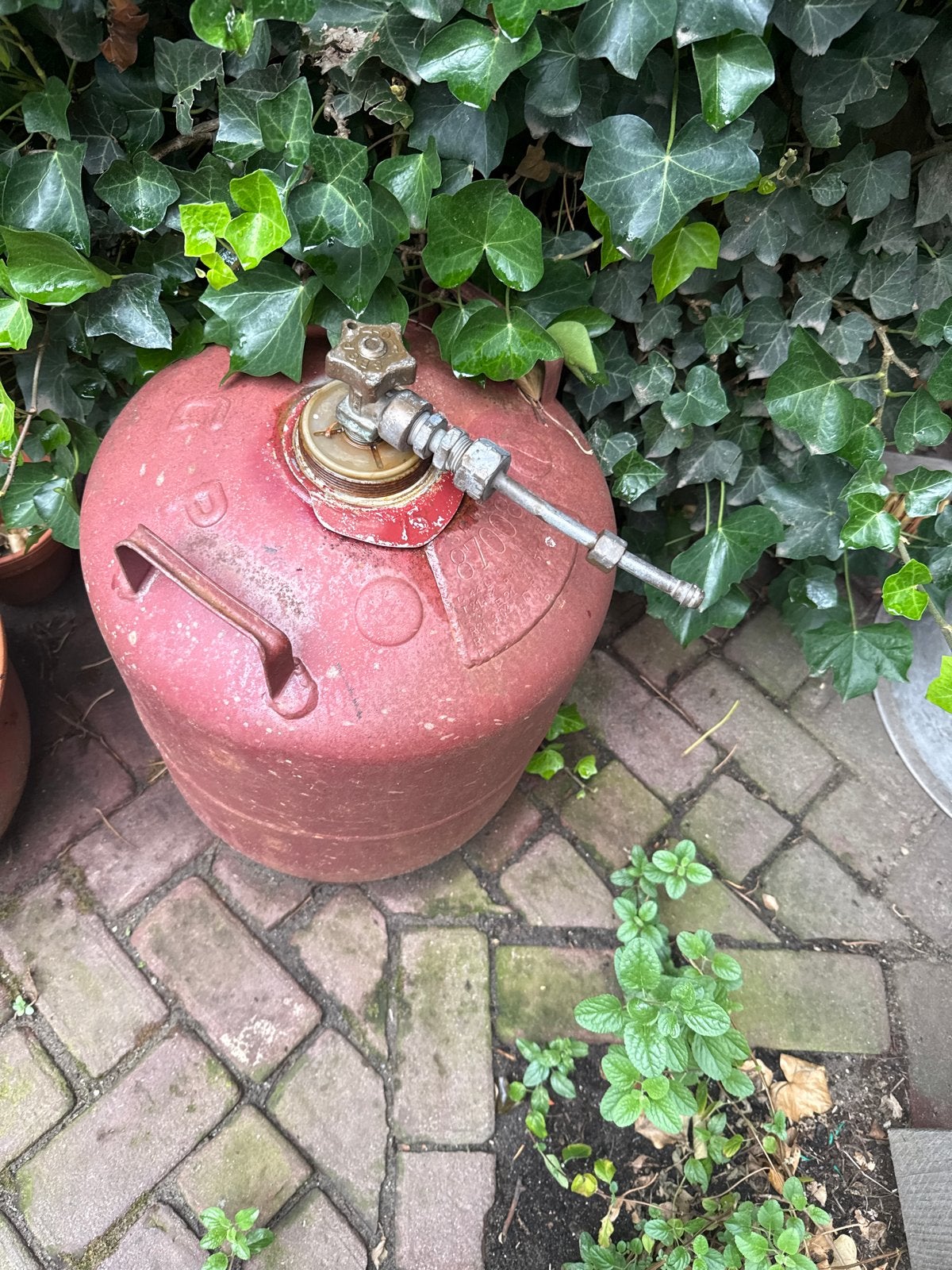 Oude rode gasfles met kraan, Ophalen of Verzenden, Gebruikt
