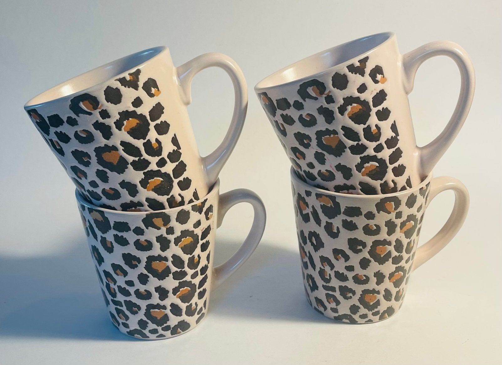 Vier koffiekopjes met panterprint, Huis en Inrichting, Ophalen of Verzenden, Glas, Overige stijlen, Kop(pen) en/of Schotel(s)