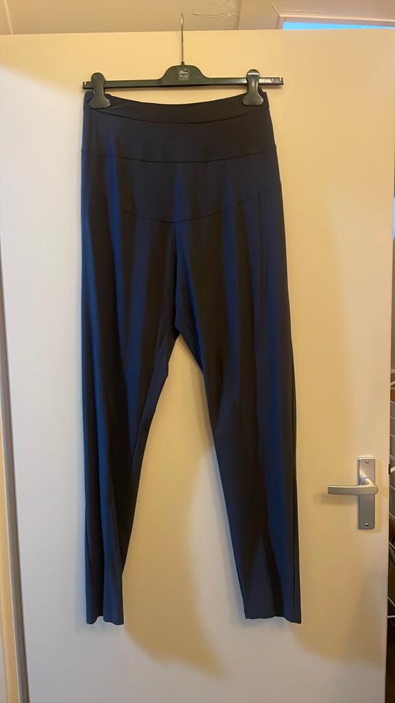 Plus basics: jogger grijs maat 48, Kleding | Dames, Grote Maten, Ophalen of Verzenden, Zo goed als nieuw, Grijs, Broek of Spijkerbroek
