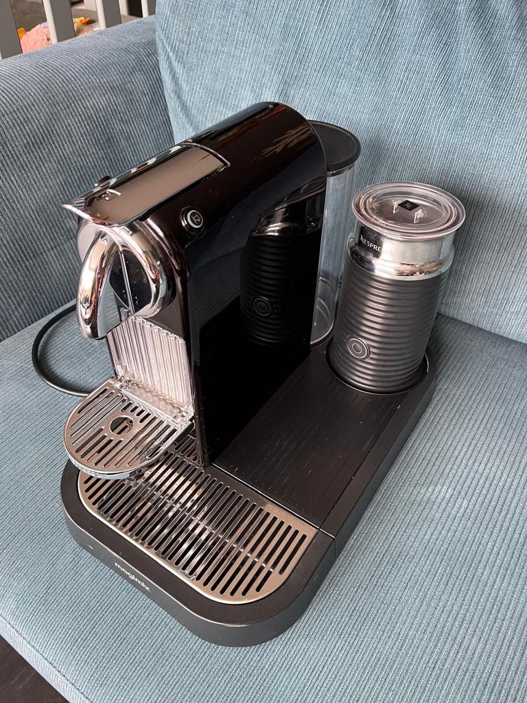 Nespresso Magimix koffiezetapparaat, Gebruikt, Espresso apparaat, Ophalen of Verzenden, Koffiepads en cups