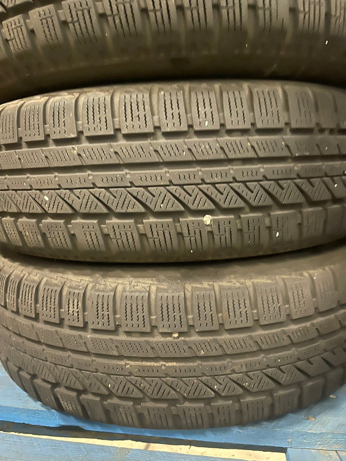 Winterbanden met velgen en wieldoppen 50 euro, Ophalen, Zo goed als nieuw