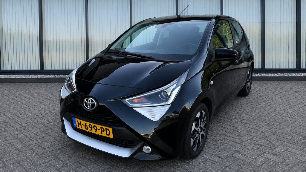 TOYOTA AYGO X-PLAY | CARPLAY | CAMERA | AIRCO | APK 3-2027, Voorwielaandrijving, Stof, Euro 6, 4 stoelen