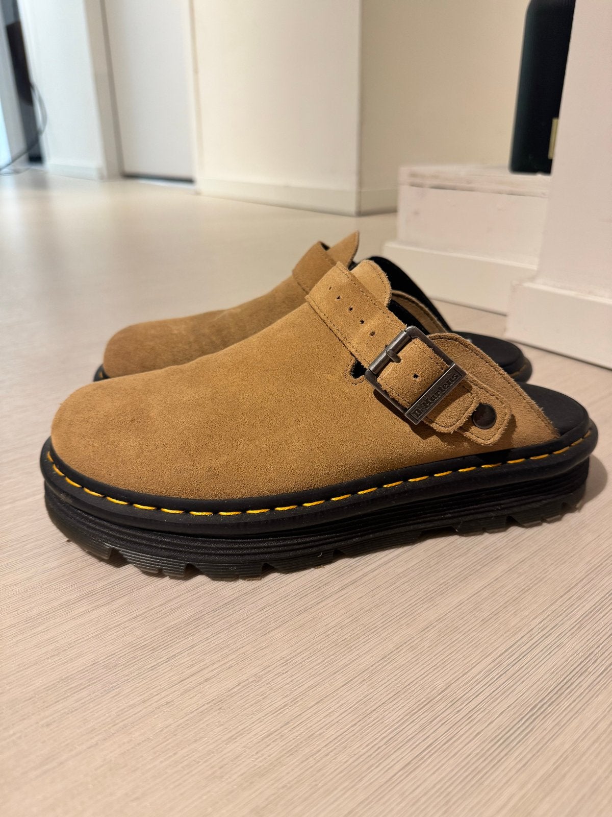 Dr. Martens Jorge II Muiltjes maat 43, Ophalen of Verzenden, Zo goed als nieuw, Bruin, Sandalen of Muiltjes