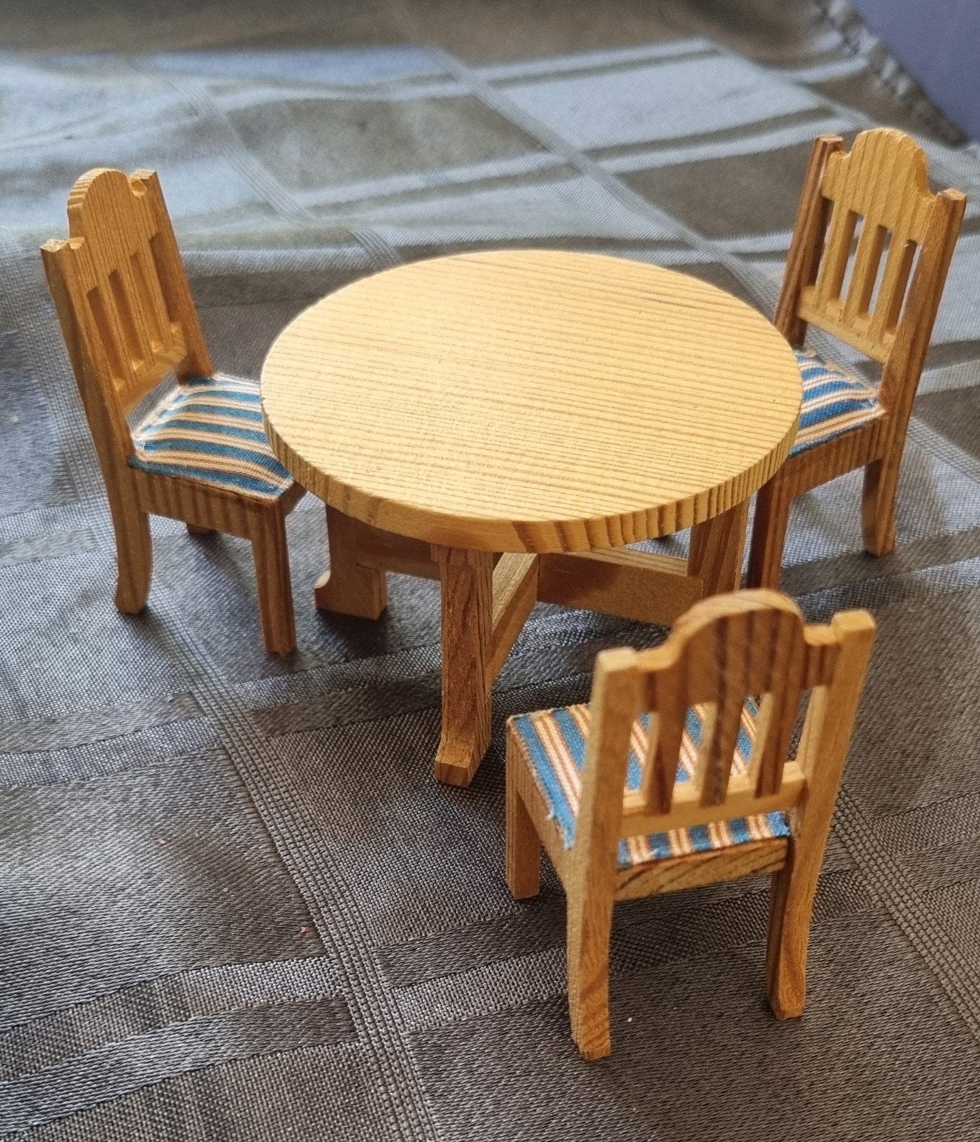 ronde houten tafel met 3 stoelen  Lundby poppenhuis, Ophalen of Verzenden, Zo goed als nieuw, Gebruiksvoorwerp