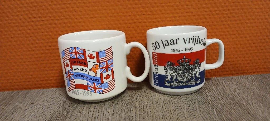 2 Mokken 50 Jaar Bevrijding & Vrijheid Nederland, Ophalen of Verzenden, Overige soorten, Nederland, Overige typen