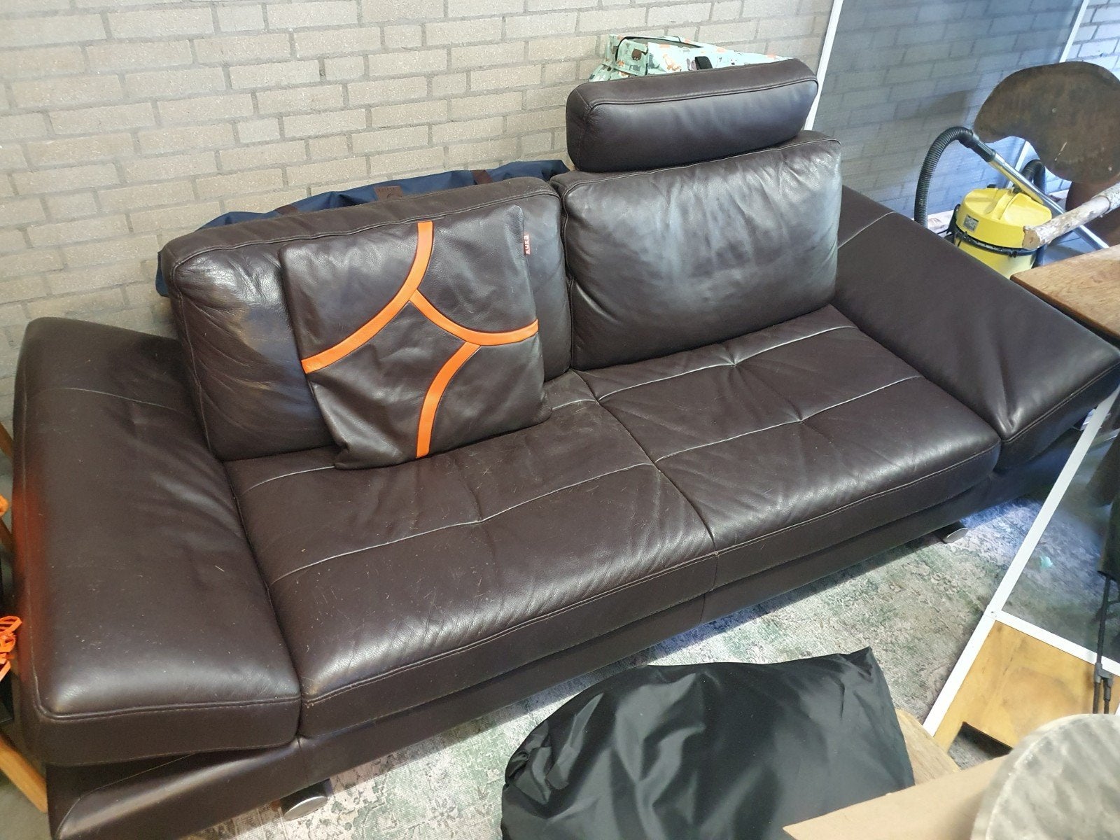Comfortabele bruine leren bank met verstelbare hoofdsteunen, Huis en Inrichting, Banken | Bankstellen, Ophalen, Gebruikt, 75 tot 100 cm
