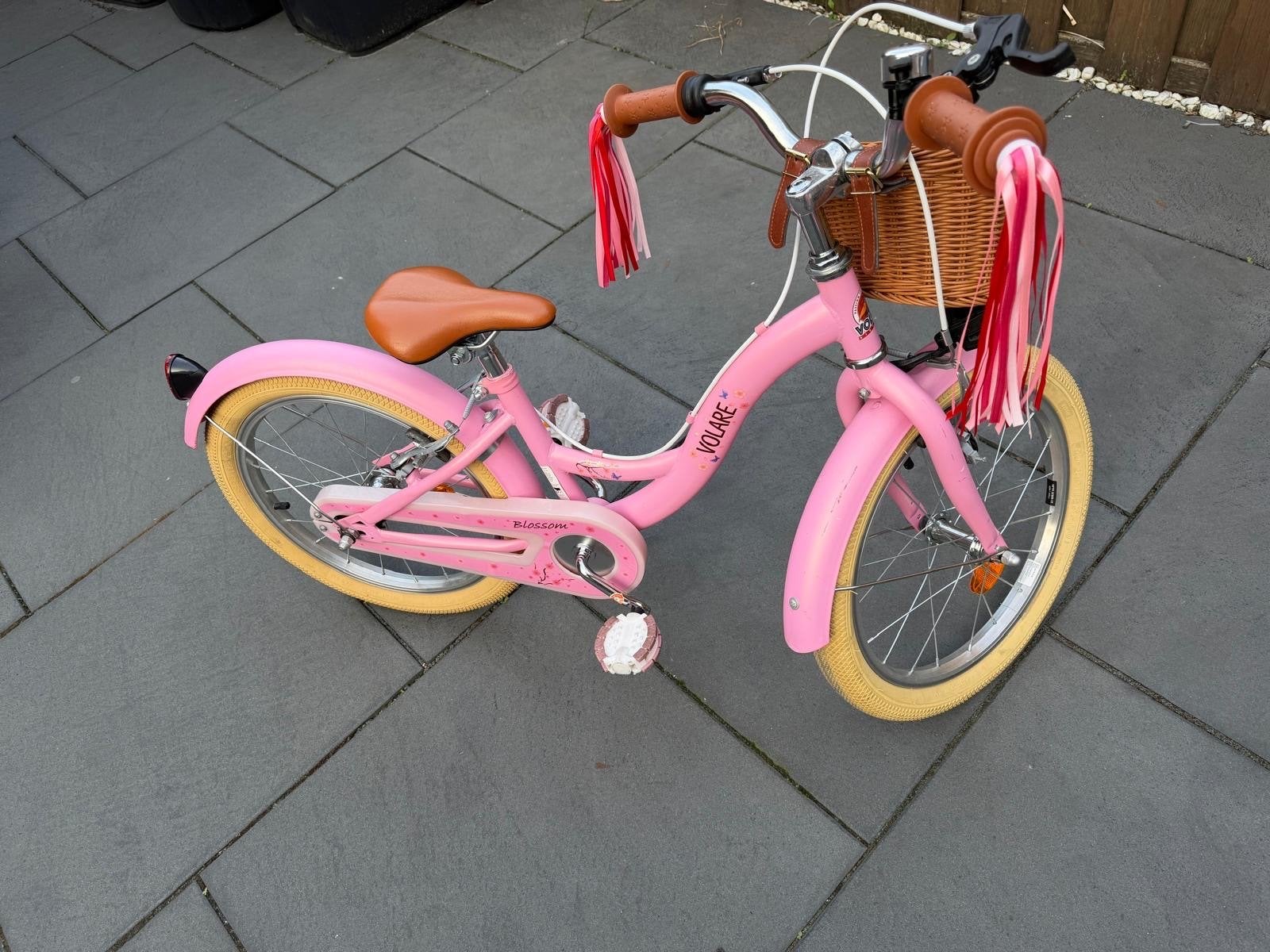 Roze Volare kinderfiets 18 inch met mandje en bel, Ophalen, Gebruikt, Velgrem, 16 tot 20 inch