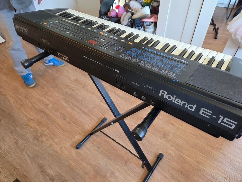 Roland E-15 Keyboard met standaard, Muziek en Instrumenten, Keyboards, Gebruikt, 61 toetsen, Roland, Met standaard, Ophalen