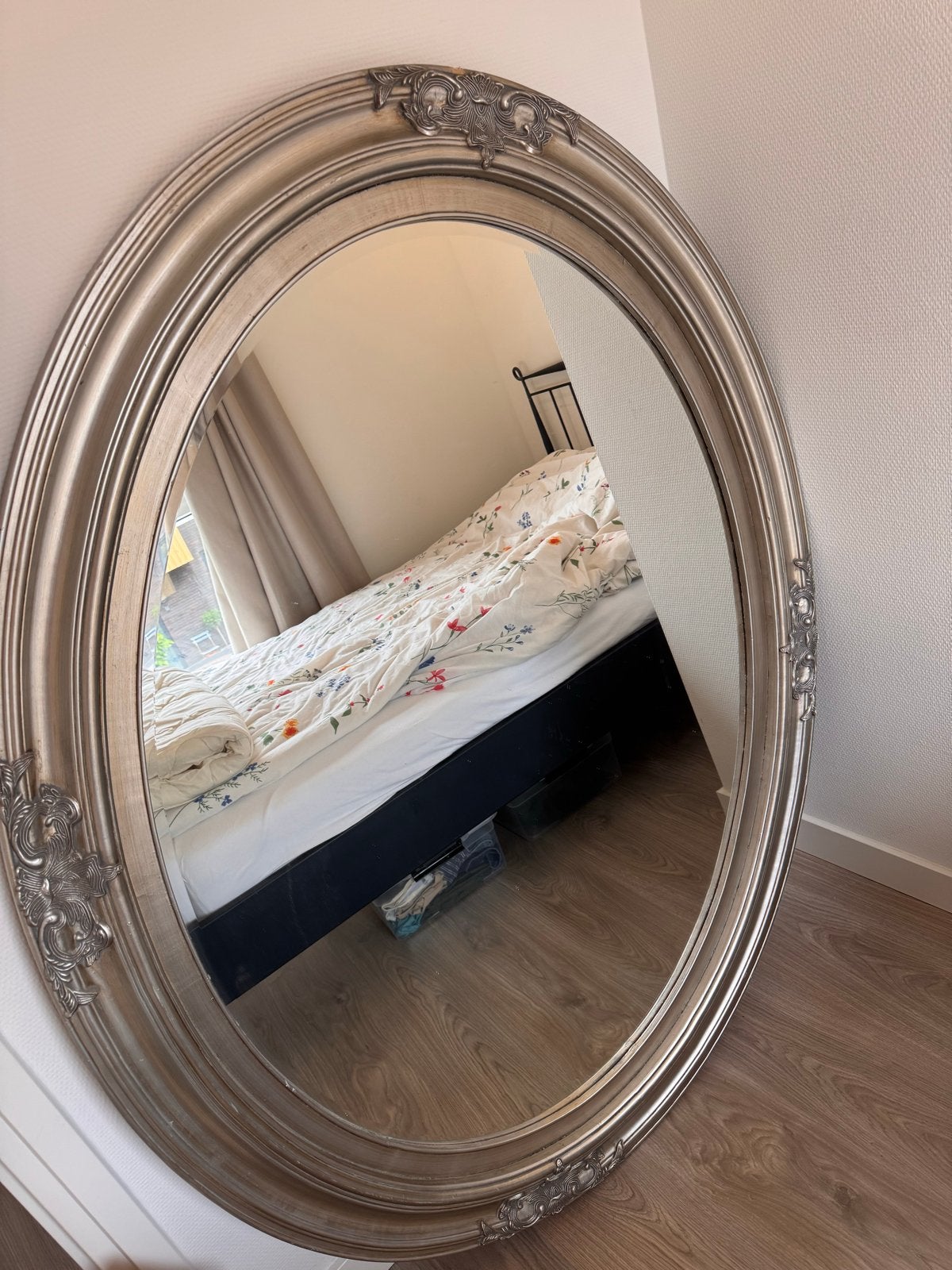 Grote ovale vintage spiegel met sierlijke ornamenten, Ophalen, Minder dan 50 cm, Gebruikt, 100 tot 150 cm