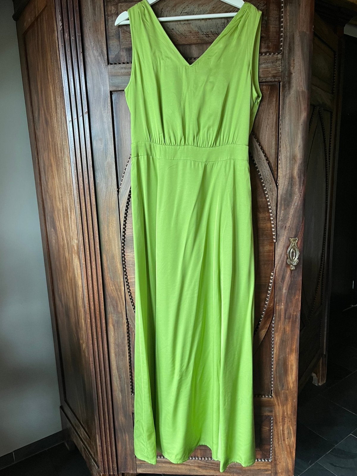 Nieuwe groene jurk van Caroline Biss., Kleding | Dames, Maat 38/40 (M), Nieuw, Ophalen of Verzenden, Onder de knie