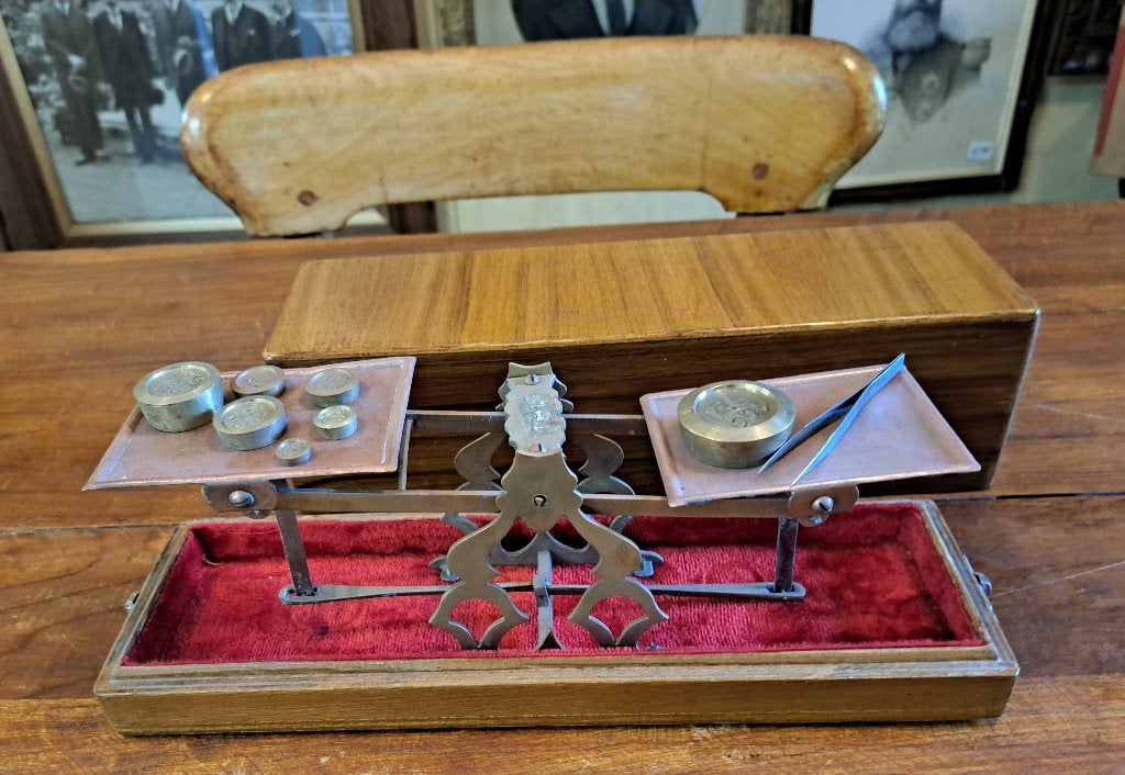 Oude goud weegschaal of balans in een mooi houten kistje, Ophalen