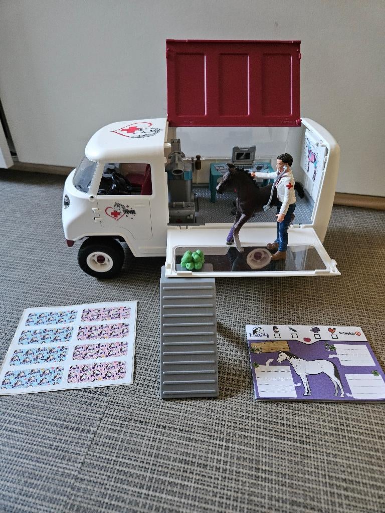 HORSE CLUB - Mobiele dierenarts Schleich 42370, Ophalen of Verzenden, Zo goed als nieuw, Jongen of Meisje