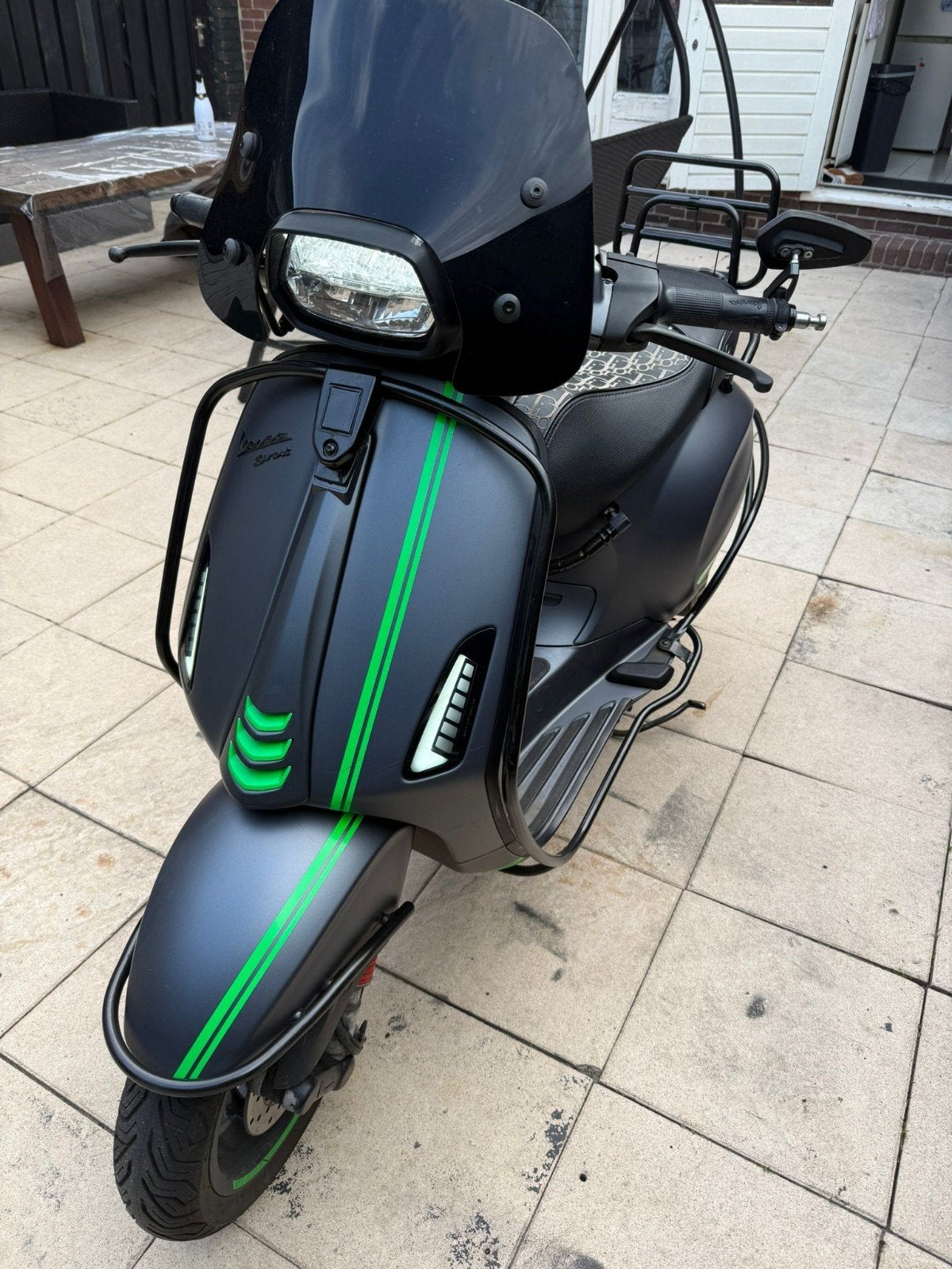 Vespa Sprint - Mat grijs met Groene Accenten en Dior Zadel, Fietsen en Brommers, Scooters | Vespa, Gebruikt, Overige modellen