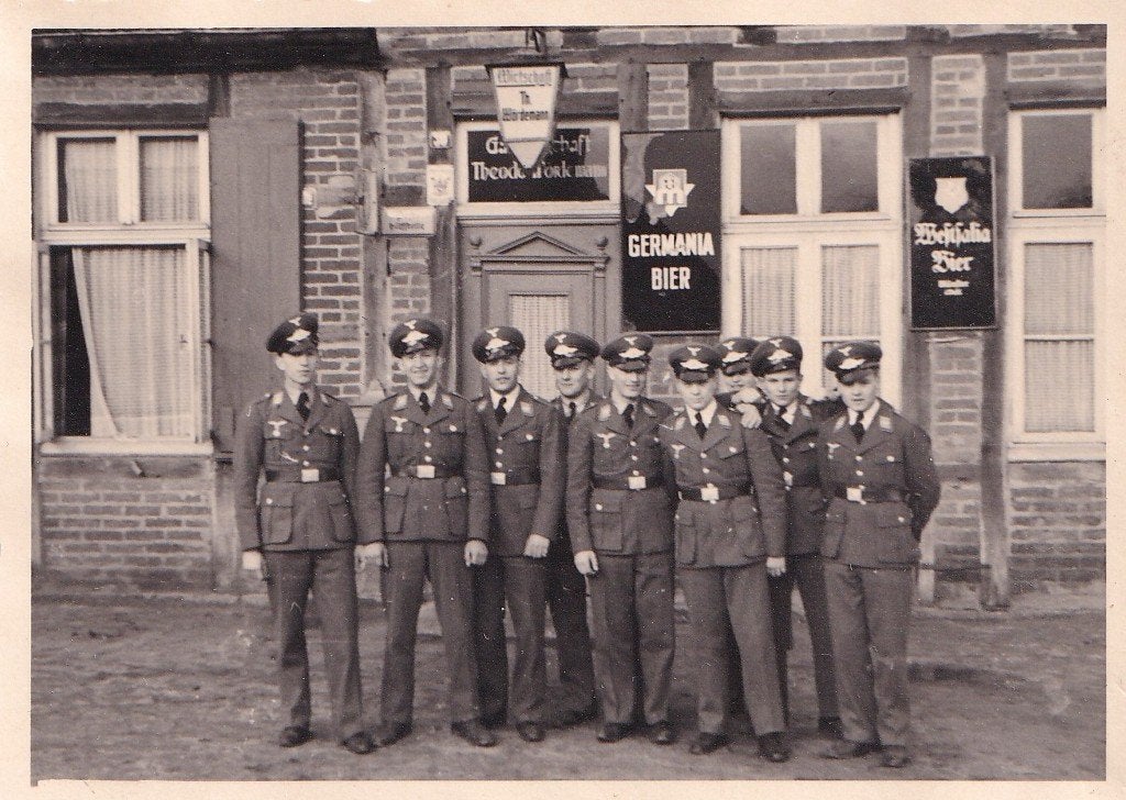 WOII Foto – Groep Luftwaffe Soldaten bij Café "Germania Bier, Verzamelen, Ophalen of Verzenden, Voor 1940, Zo goed als nieuw, Overige onderwerpen