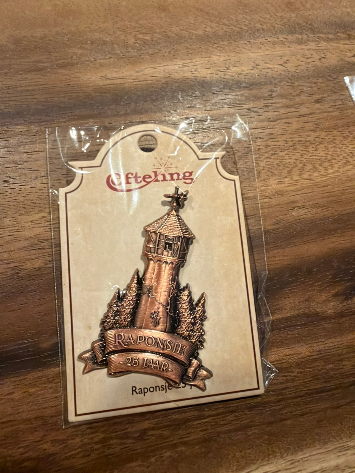 Efteling jubileum pin 25 jaar Raponsje, Ophalen of Verzenden, Zo goed als nieuw, Button of Speldje