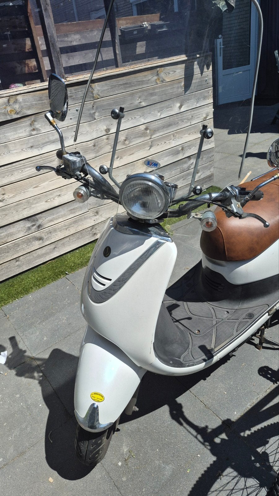 SWM Allo Scooter - Wit met bruin zadel, Fietsen en Brommers, Scooters | SYM, Ophalen, Gebruikt, Benzine, Allo