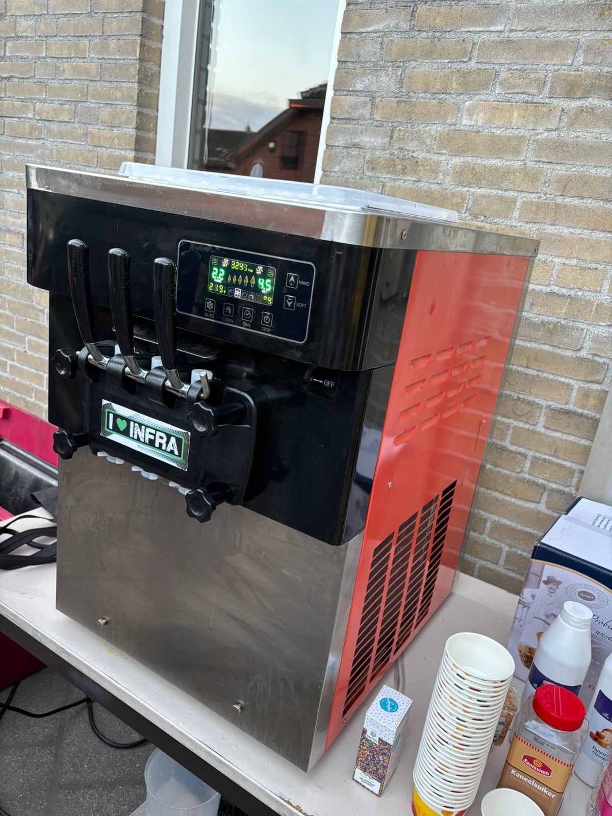 Softijsmachine huren? – Ijsmachine voor feestjes & events!, Ophalen, Zo goed als nieuw, Zelfvriezend
