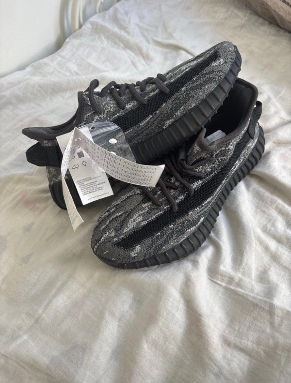 Yeezy Boost 350 V2 MC Dark Salt - Nieuw in doos, Ophalen of Verzenden, Nieuw, Zwart, Sneakers of Gympen