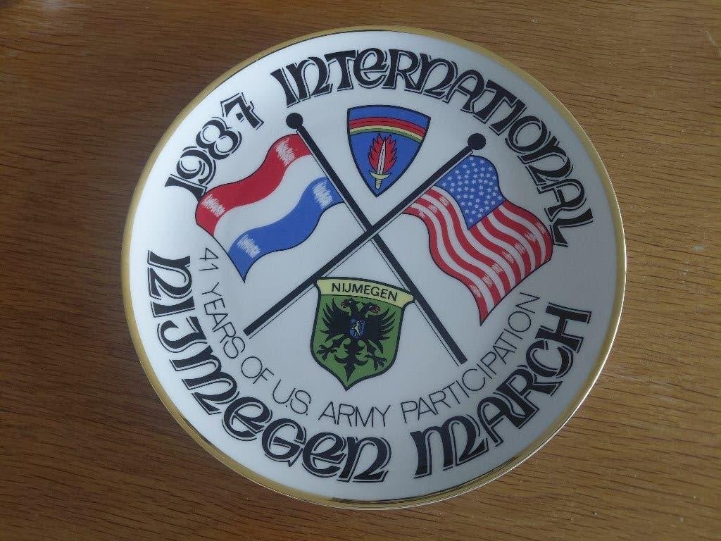 Bord Nijmeegse Vierdaagse US Army Europe uit 1987., Ophalen of Verzenden, Landmacht, Nederland, Overige typen