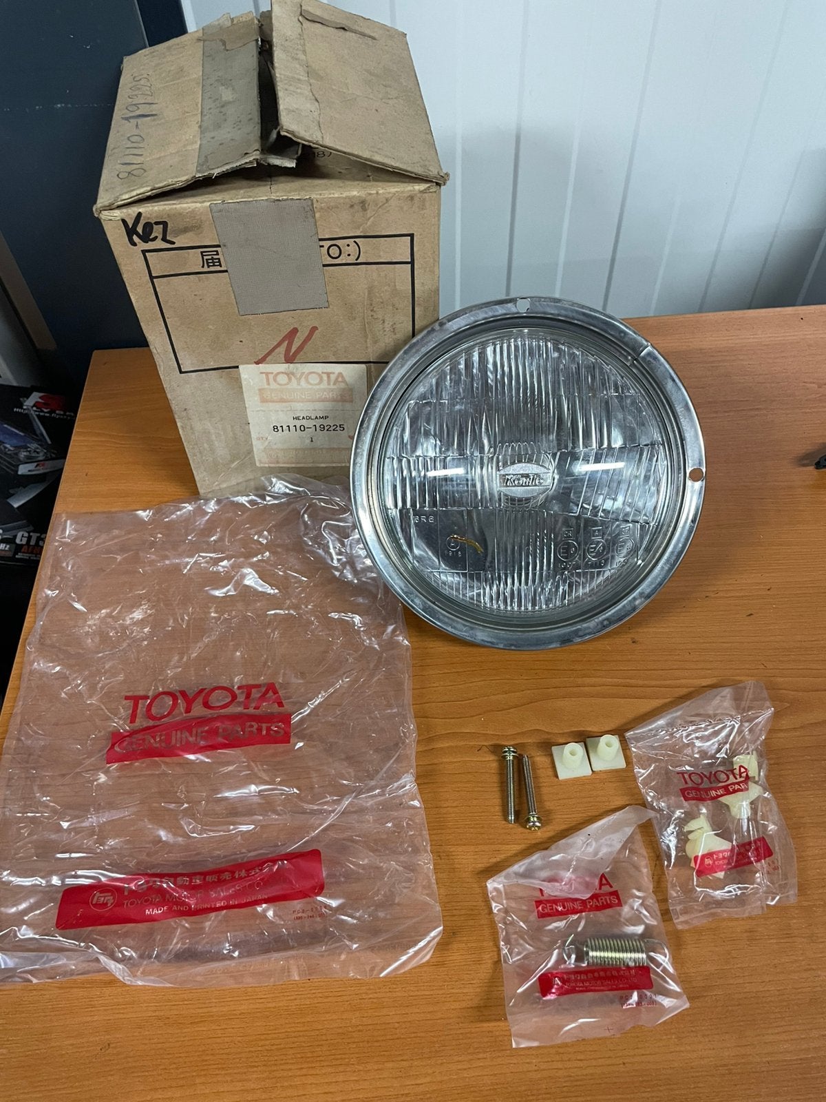 Toyota corolla ke20 ke25 ke26 koplamp nieuw 81110-19225, Auto-onderdelen, Ophalen of Verzenden, Nieuw, Toyota