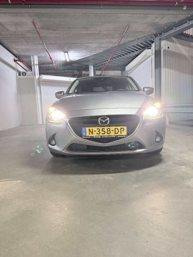 Foto 2 van Mazda 2 1.5 Skyactiv-g 90PK AUTOMAAT 2015 Grijs