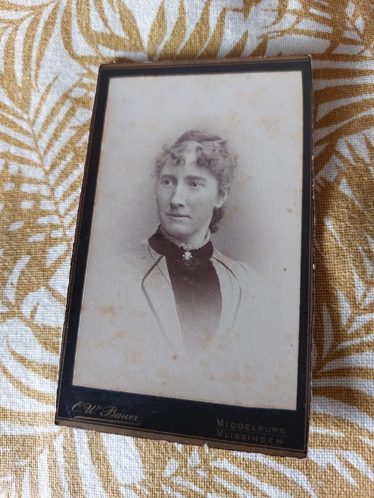Antieke Carte de Visite Vrouw C.W. Bauer Middelburg met naam, Gebruikt, Foto, Ophalen of Verzenden, Voor 1940