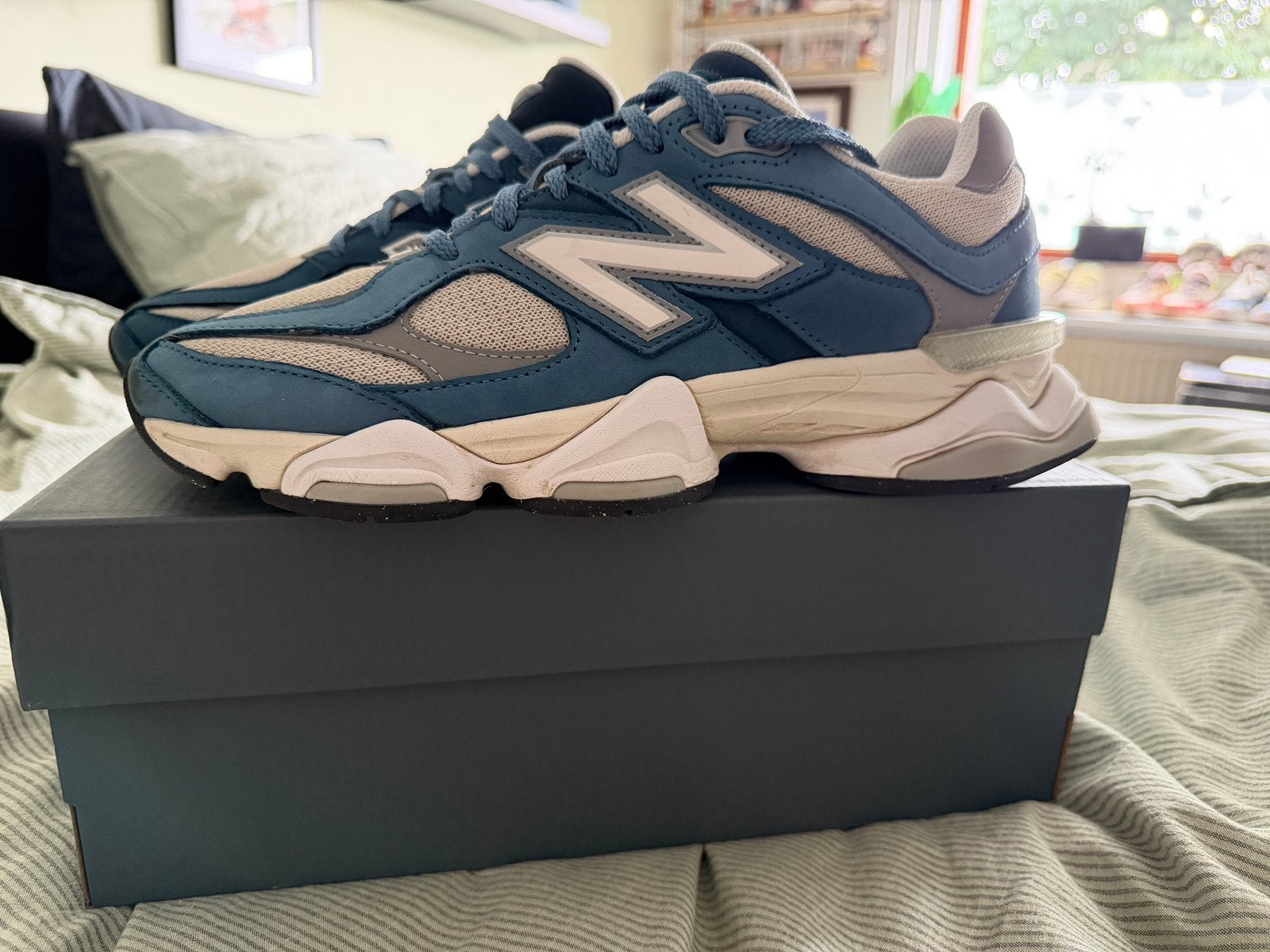 New Balance 9060 blauw, Ophalen of Verzenden, Zo goed als nieuw, Blauw