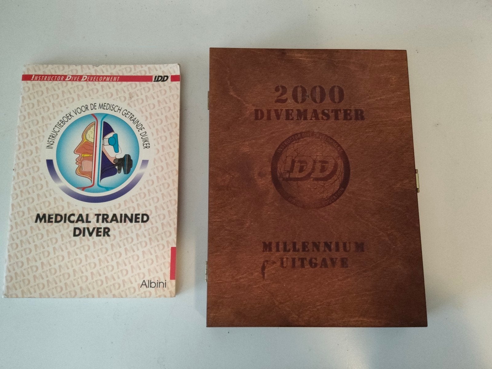 IDD Divemaster Millennium Uitgave & Medical Trained Diver, Ophalen of Verzenden