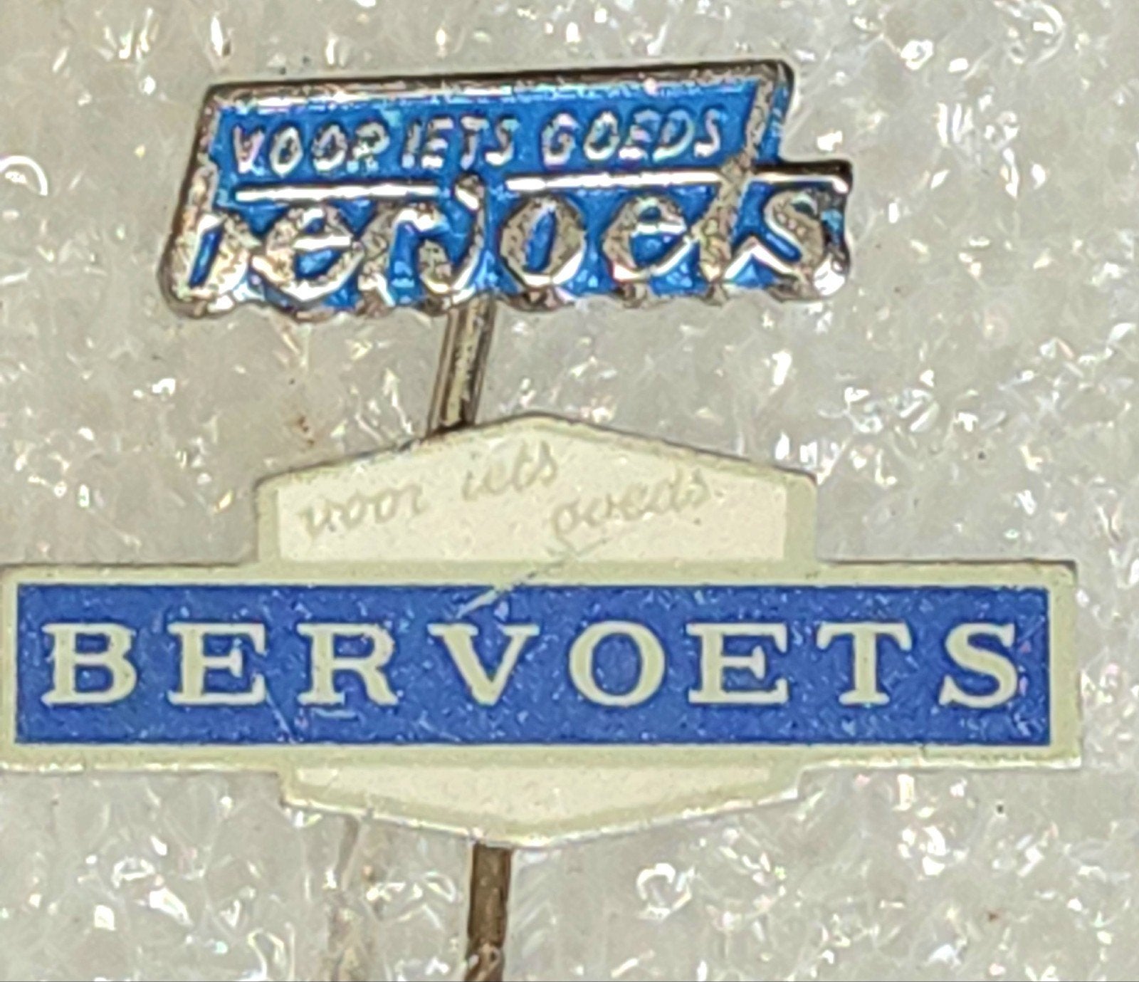 2 Speldjes "Voor iets goeds Bervoets", Verzamelen, Ophalen of Verzenden, Gebruikt, Overige onderwerpen, Speldje of Pin