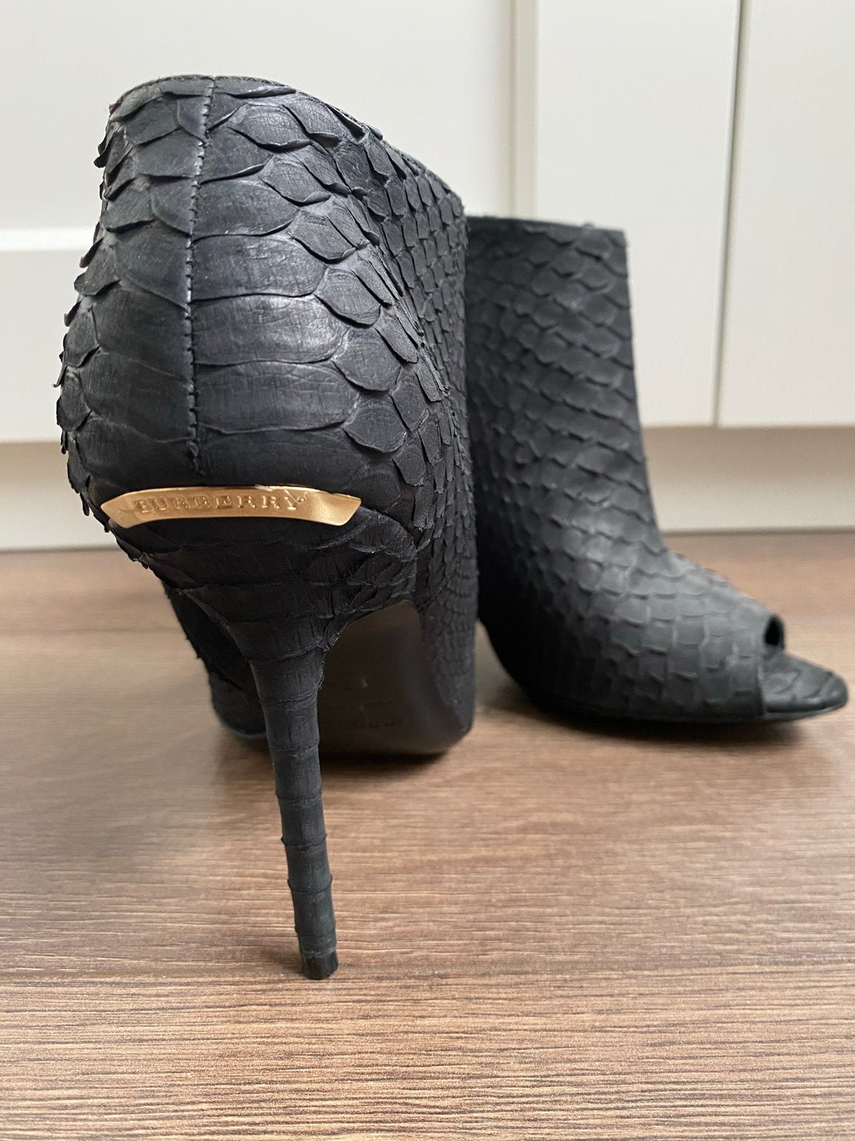 Burberry Peep-Toe Enkellaarzen Zwart Slangenleer, Kleding | Dames, Schoenen, Ophalen of Verzenden, Gedragen, Zwart, Lage of Enkellaarzen