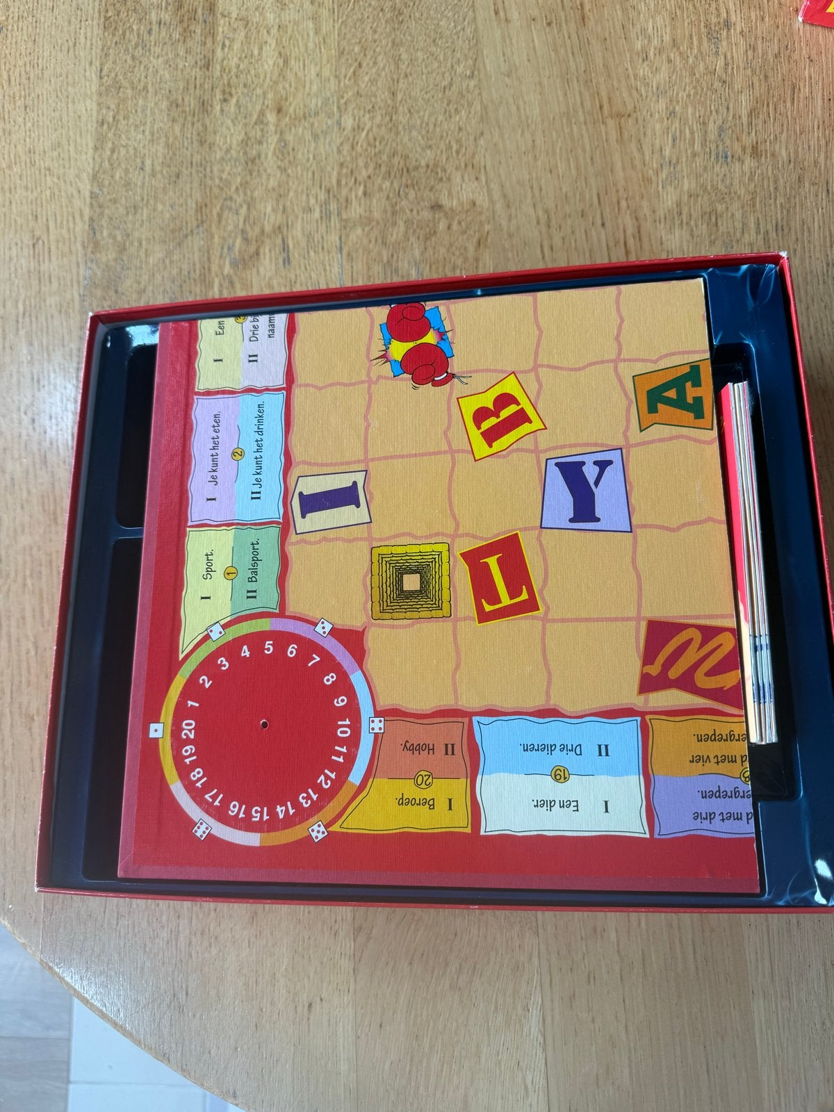 Van Dale Familiespel - Het Taalspel voor Jong en Oud!, Hobby en Vrije tijd, Gezelschapsspellen | Bordspellen, Drie of vier spelers