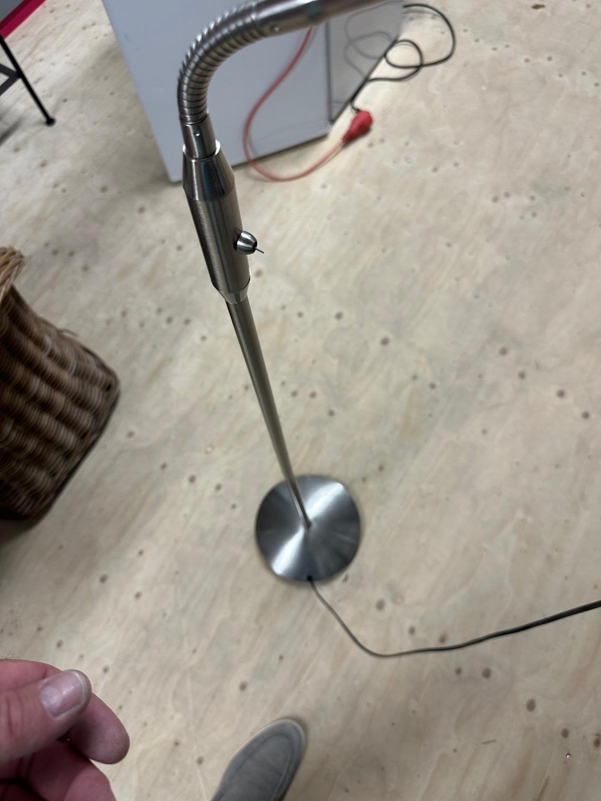 Moderne zilverkleurige vloer/leeslamp met flexibele arm, Ophalen, Gebruikt, 100 tot 150 cm, Metaal
