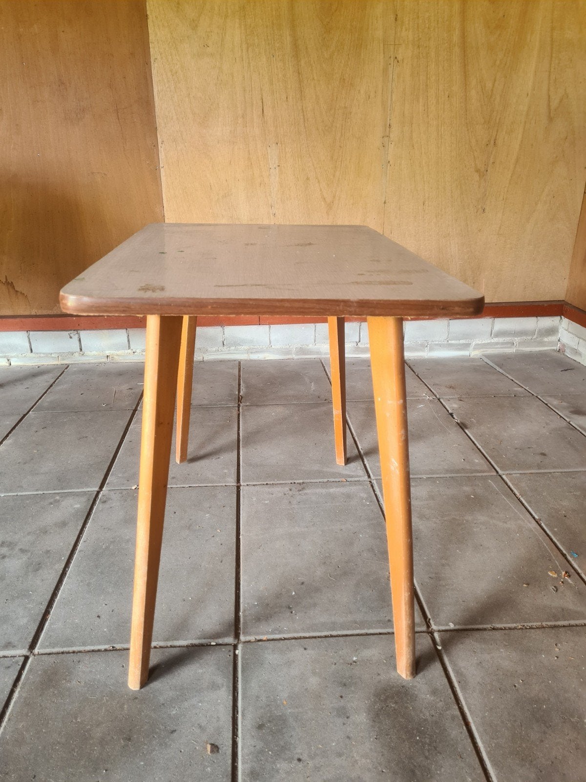 Tafel met formica blad en houten poten (90x60x75 cm), Antiek en Kunst, Ophalen
