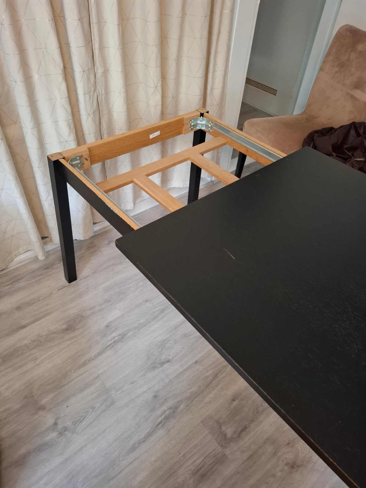 Gratis  Zwarte uitschuifbare eettafel - Zo goed als nieuw, Ophalen, 50 tot 100 cm, Zo goed als nieuw, 150 tot 200 cm