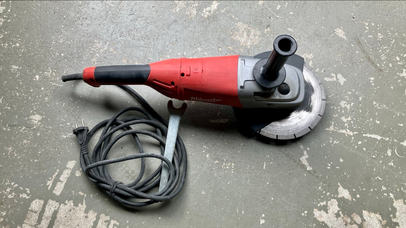 Milwaukee AG 24-230 E Haakse Slijpmachine 2400W, Ophalen of Verzenden, Gebruikt, 1000 watt of meer, Haakse handslijpmachine