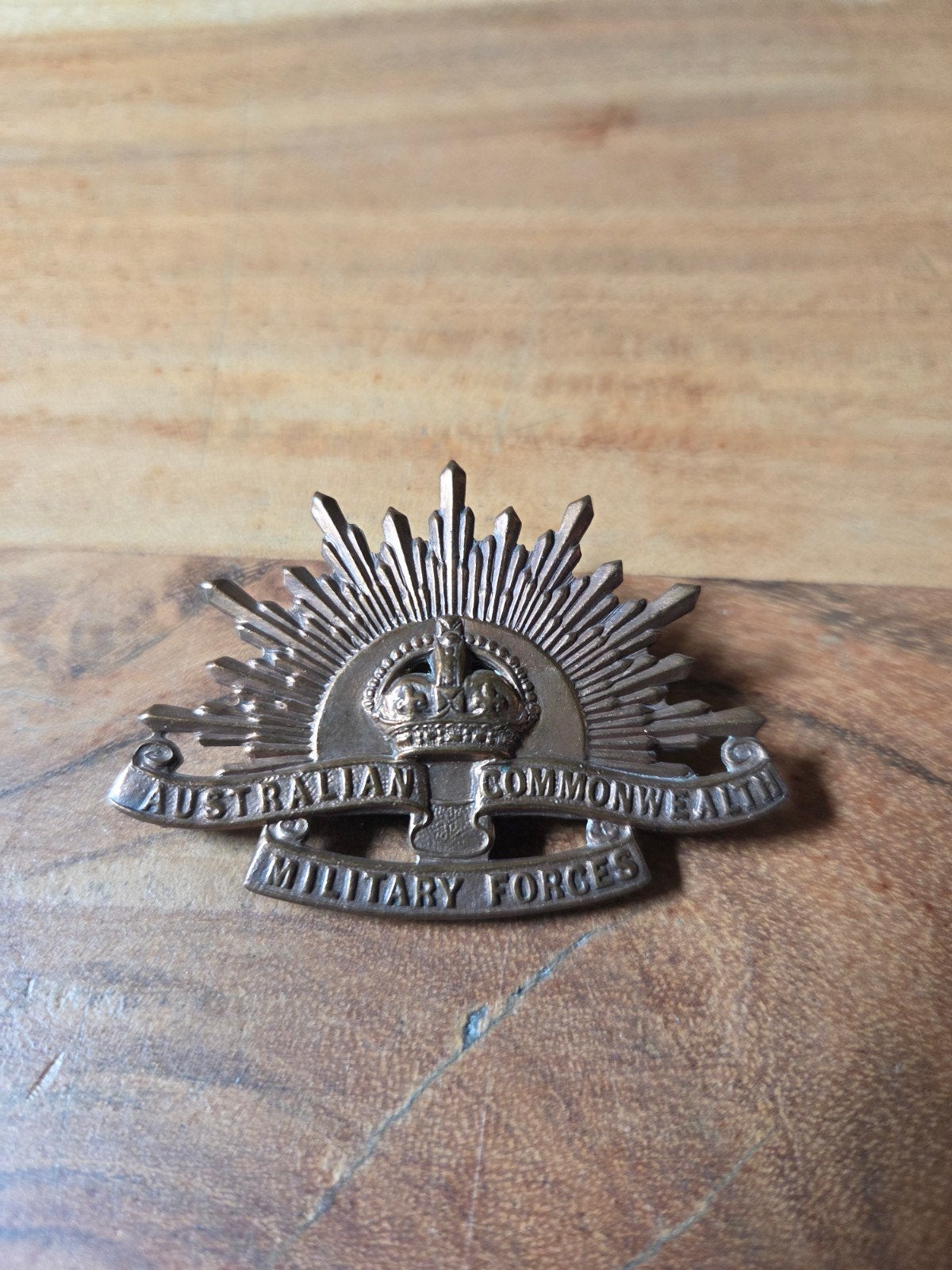 Wo2 Australië baret embleem, Verzamelen, Ophalen of Verzenden, Landmacht, Overige gebieden, Embleem of Badge
