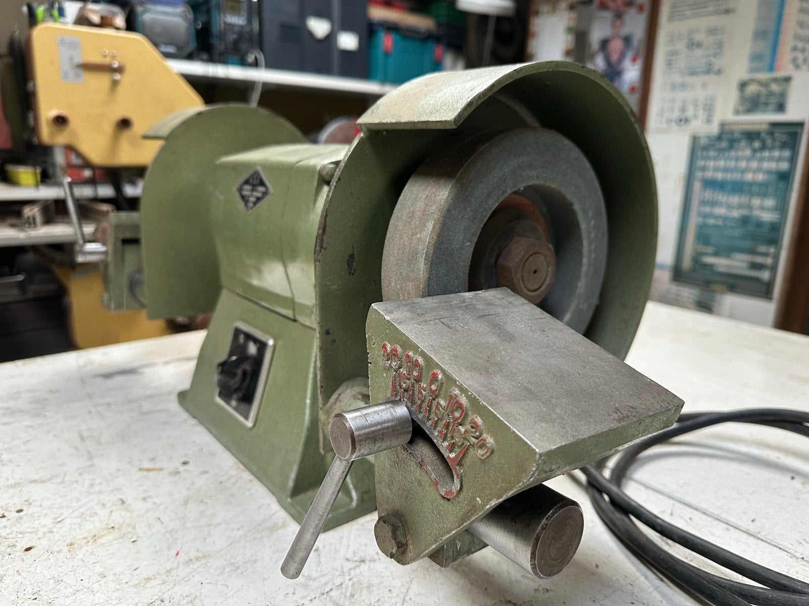 VSF Type 200 Industriële Slijpmachine 220/380V, Ophalen, Gebruikt, 1000 watt of meer, Werkbankslijpmachine