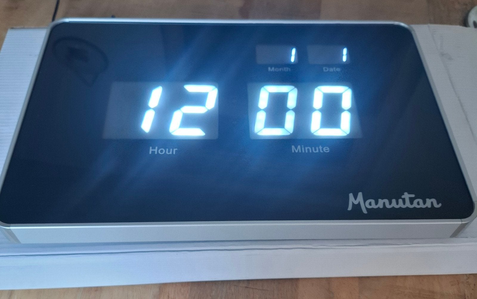 Moderne digitale LED klok van het merk Manutan., Huis en Inrichting, Woonaccessoires | Klokken, Ophalen, Wandklok, Nieuw, Digitaal