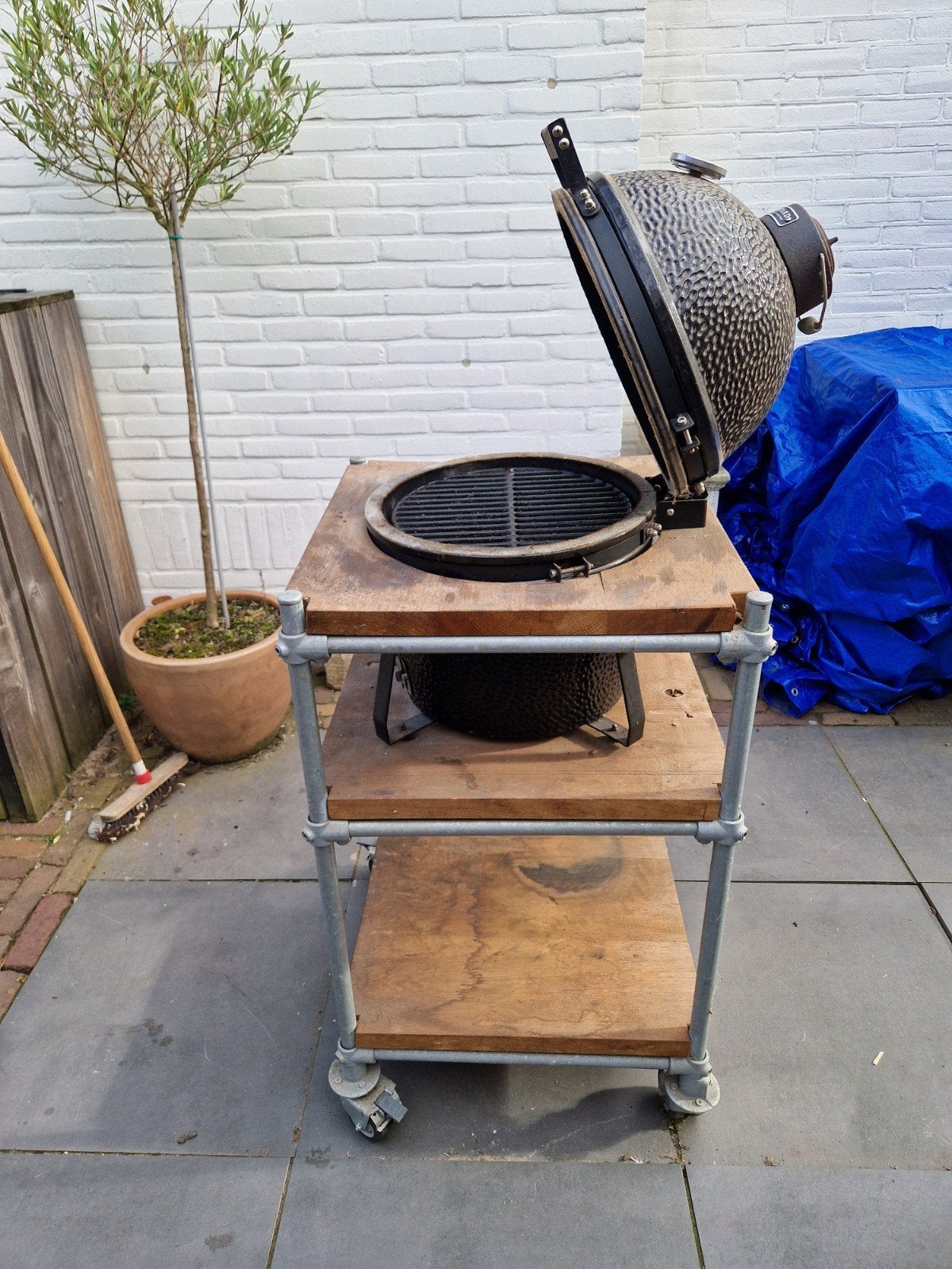 The Bastard Compact Kamado BBQ Compact  op verrijdbaar onder