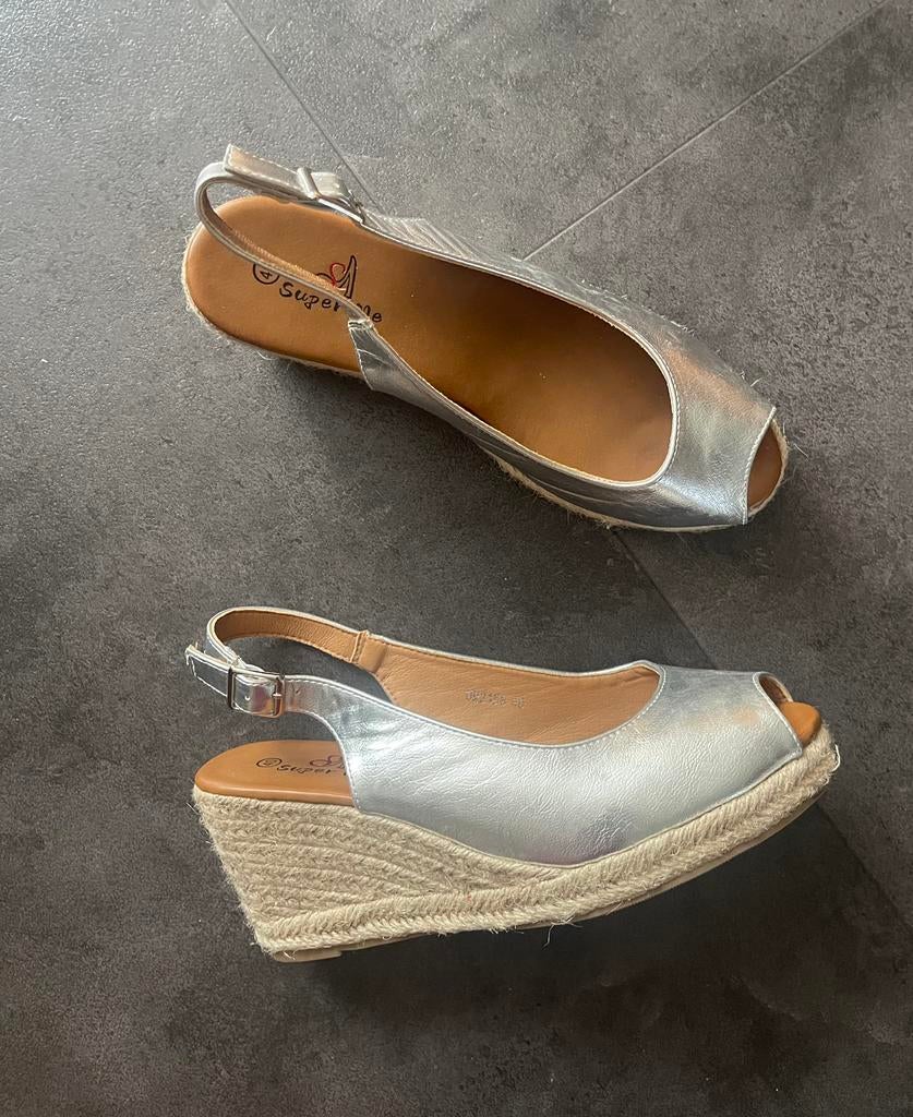 Super Me zilveren sleehak schoenen met open teen maat 40, Overige kleuren, Zo goed als nieuw, Sandalen of Muiltjes, Ophalen of Verzenden