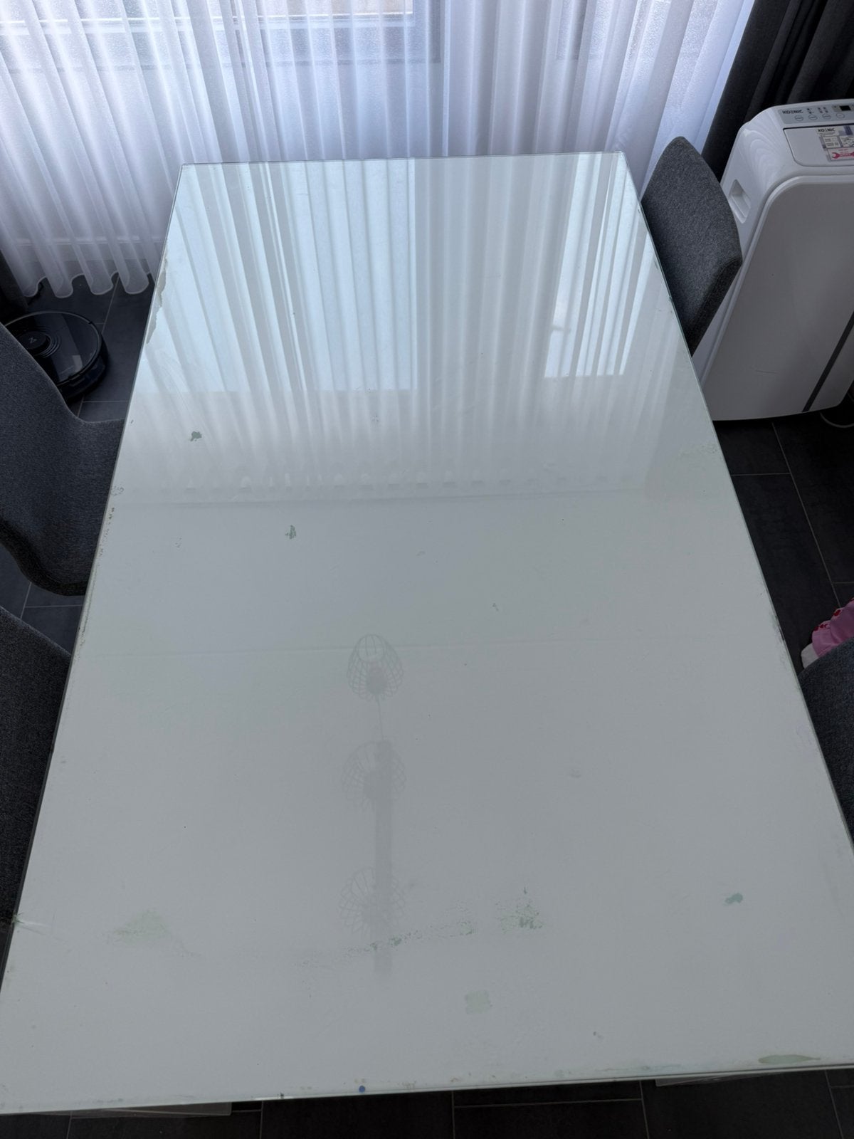 Witte eettafel met glazen beschermplaat – 160 x 90 cm – €20, Ophalen, 50 tot 100 cm, Zo goed als nieuw, 150 tot 200 cm