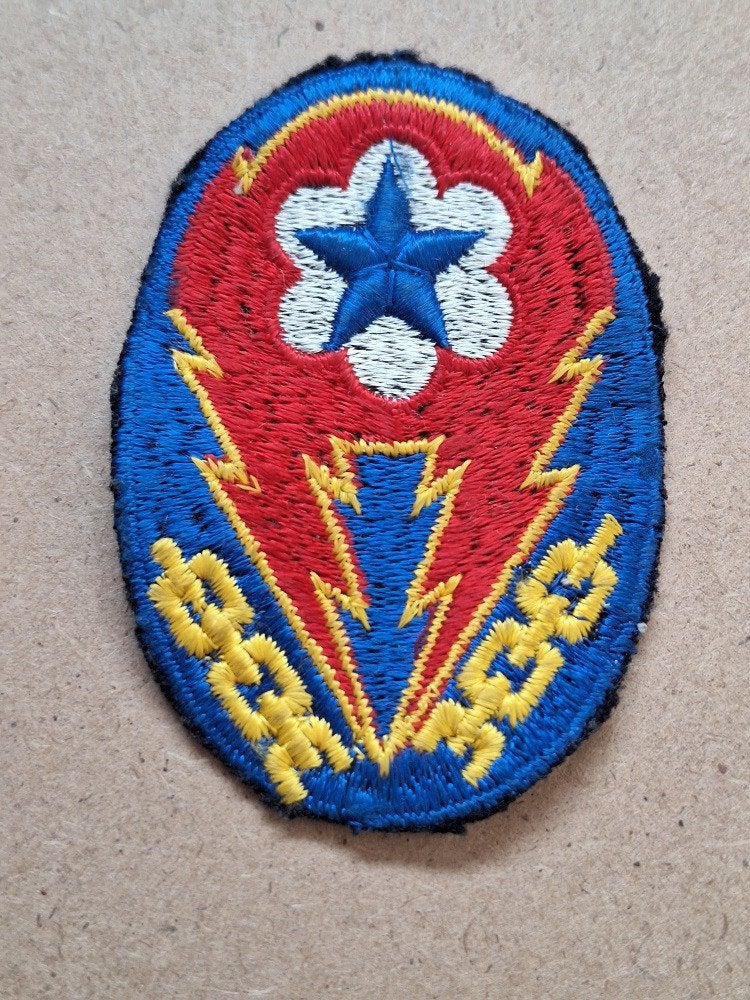 WWII US Headquarters ETO British Made patch 2nd style, Verzamelen, Verzenden, Amerika, Embleem of Badge