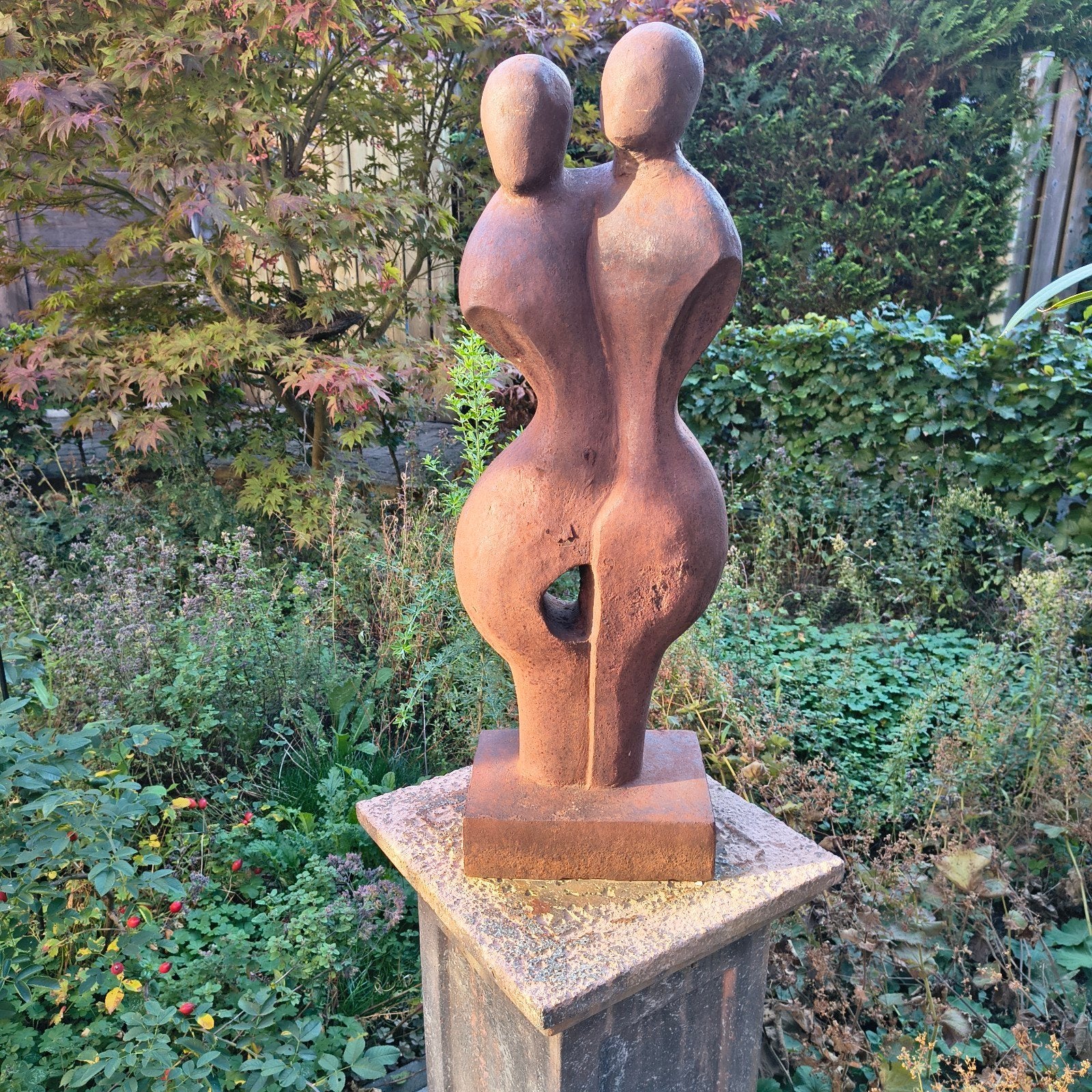 Abstracte sculptuur van twee figuren - roestbruin metaal, Ophalen, Groep mensen, 50 - 100 cm, Beeld
