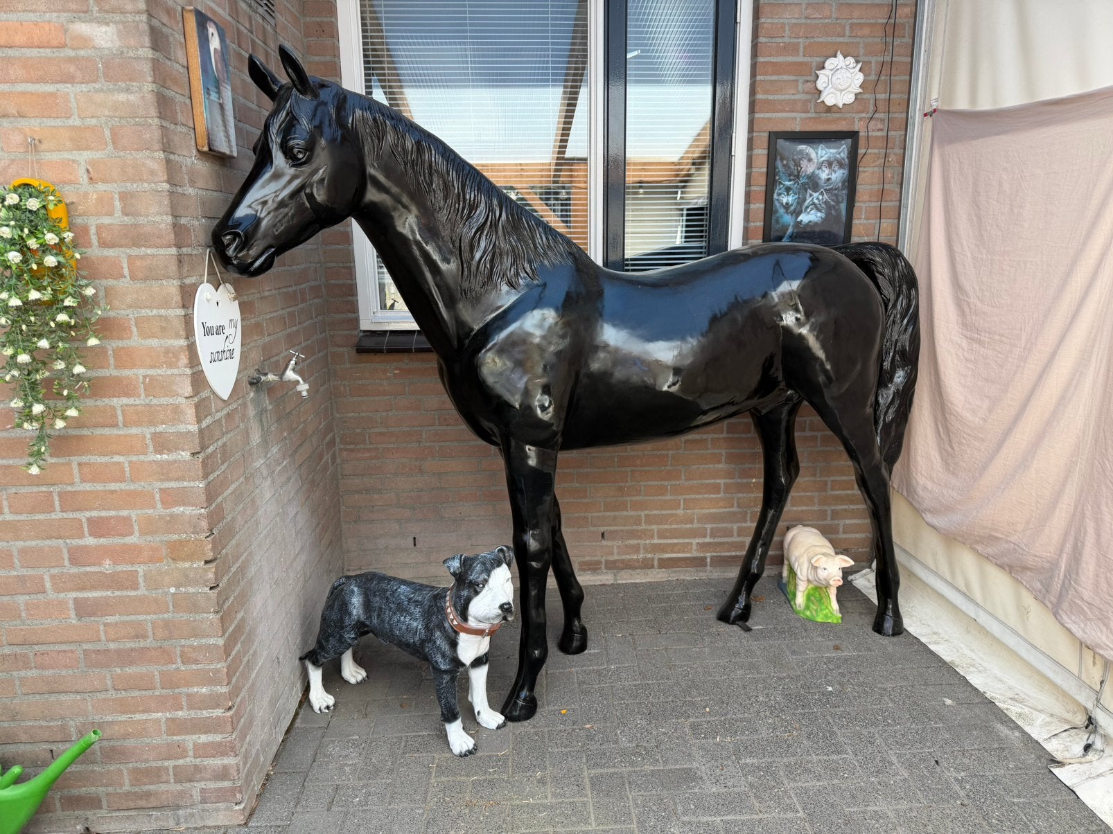 Te koop super mooi levensgroot beeld van een Zwart paard, Ophalen, Gebruikt, Kunststof, Dierenbeeld