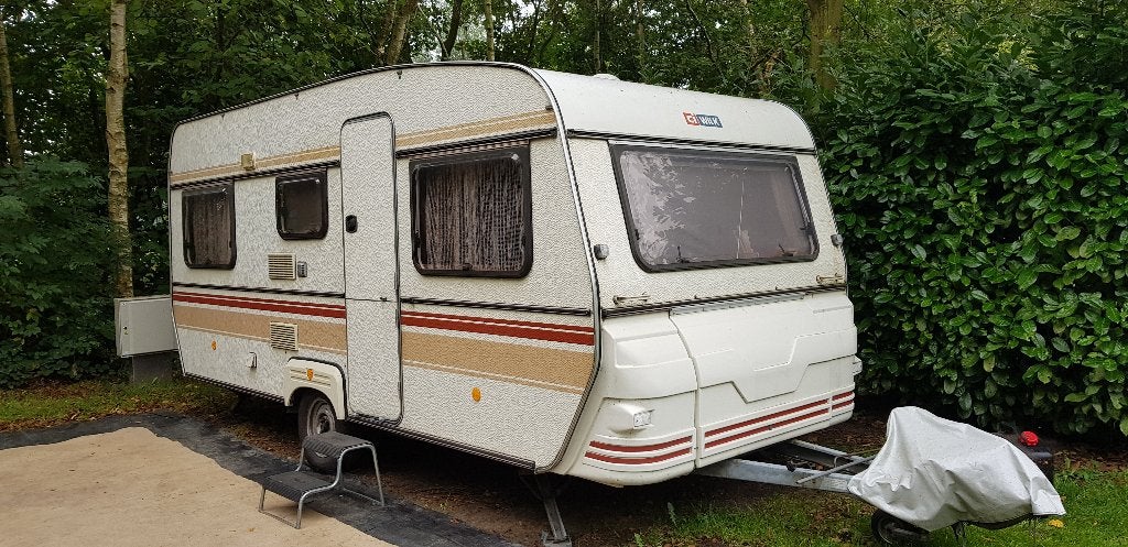 CI Wilk caravan met voortent uit het bouwjaar 1986, Caravans en Kamperen, Rondzit, Koelkast, Omvormbare zithoek, 750 - 1000 kg