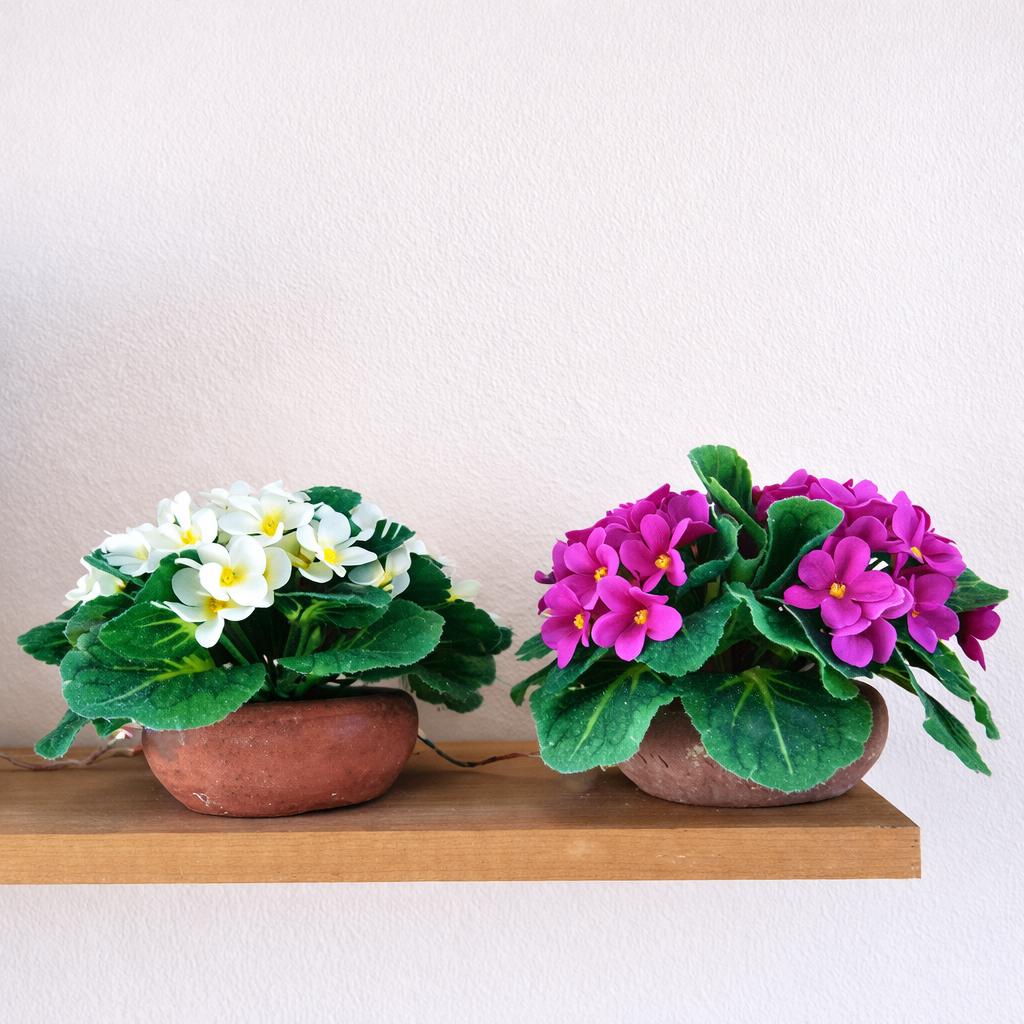 paar kunstbloemen stenen potjes kaapse viooltjes fuchsia/wit, Gebruikt, Kunstbloem, Ophalen of Verzenden, Kunststof